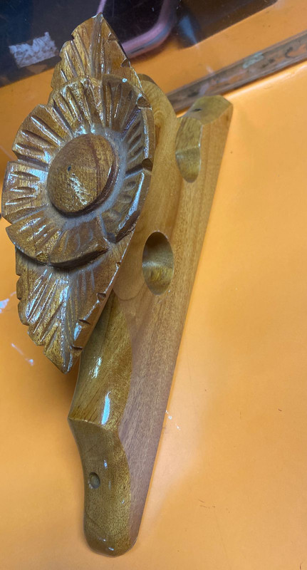 CORTINERO DE MADERA CON FLOR SIN PINTAR