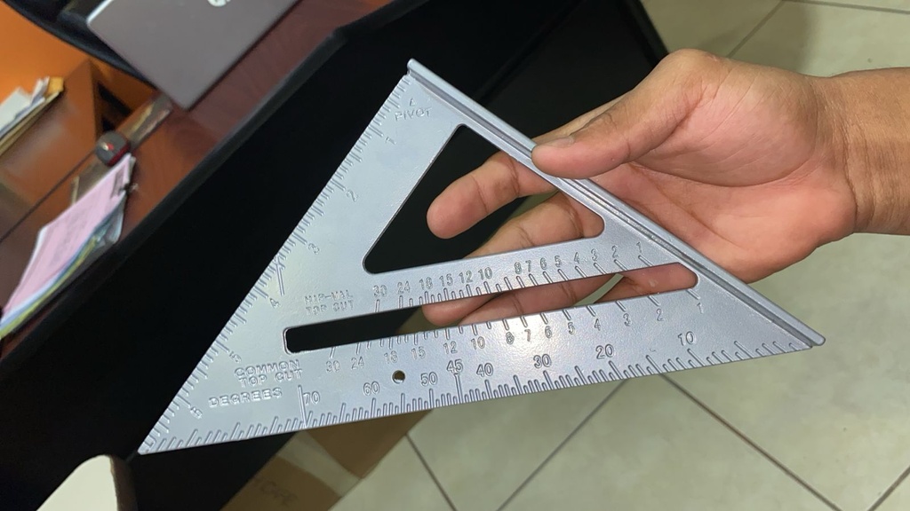 ESCUADRA TRIANGULAR DE METAL 7
